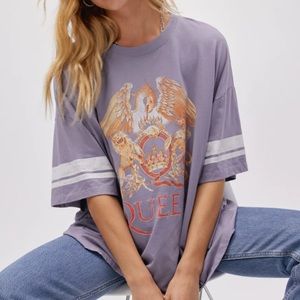 DAYDREAMER QUEEN VARSITY CREST ONE SIZE TEE HAZEY VIOLET